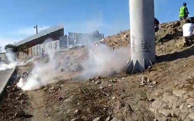 VIDEO Lanzan gas pimienta a migrantes El Sol de Tijuana